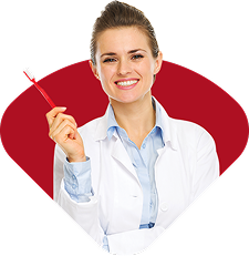 Médico dentista com escova de dentes na mão