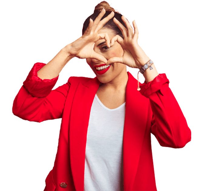 mulher vestida de vermelho a formar um coração com as mãos